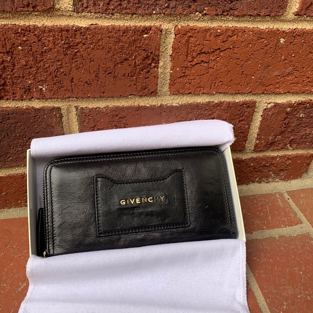Authentic Givenchy wallet✨